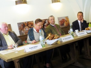 Von rechts: Prof. Richard Balling, Obermeister Heinz Hoffmann, Dr. Ursula Hudson, Rudolf Böhler (Foto: Katharina Heuberger)